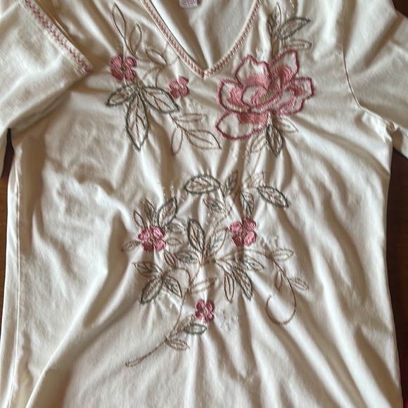 Embroidered Tee SZ Large Massive Roses - Picture 4 of 12